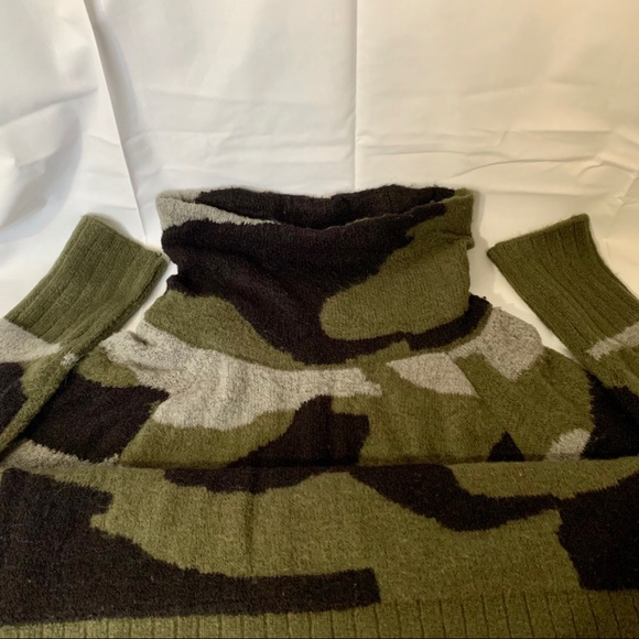 Turtle Neck Sweater - Picture 3 of 6